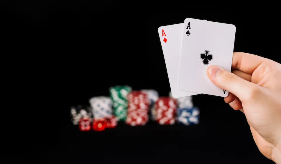 การเล่นโป๊กเกอร์สดออนไลน์